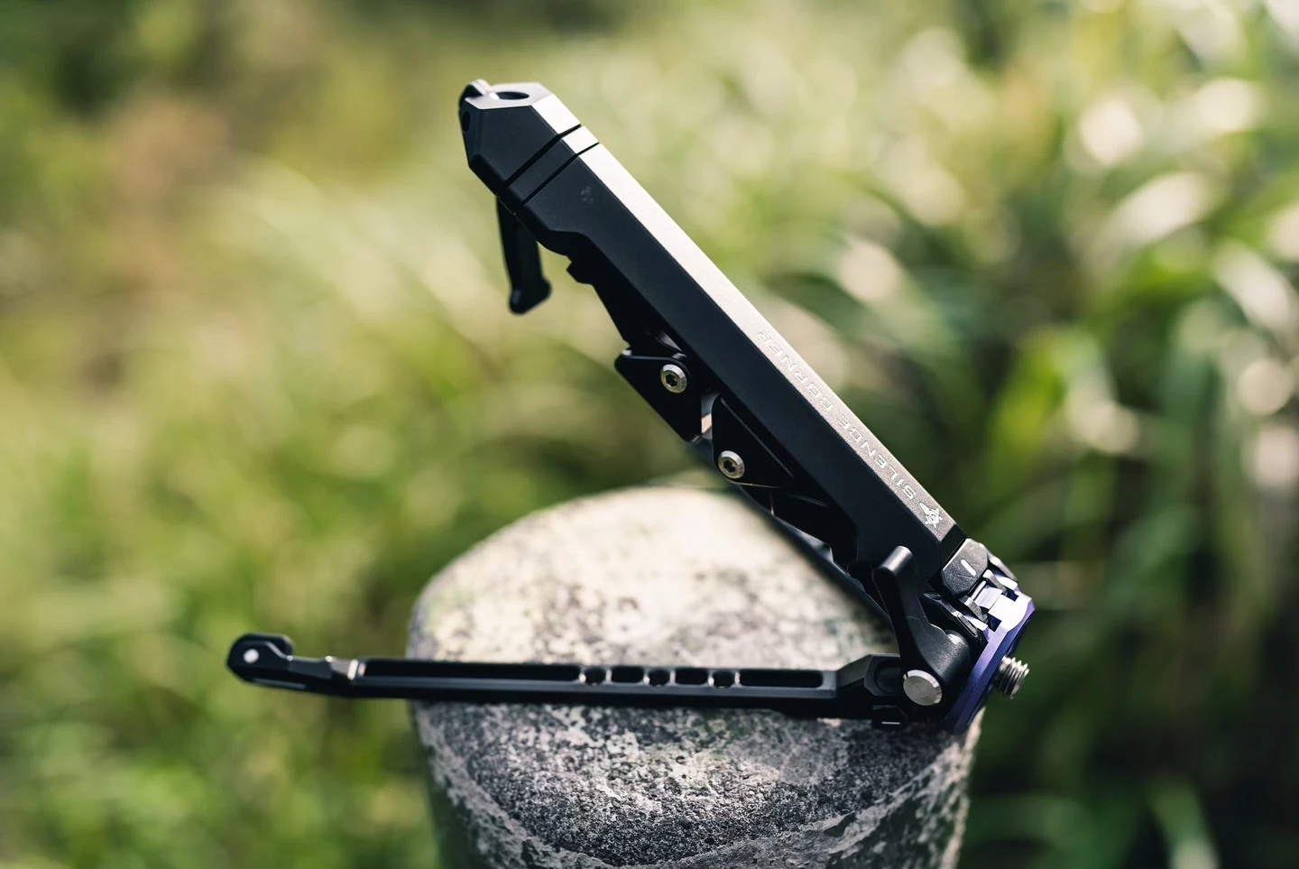 The Mambapod takes its name from the fact that when opened up with its tightening lever flipped out, it looks (sort of) like a mamba snake with its mouth open