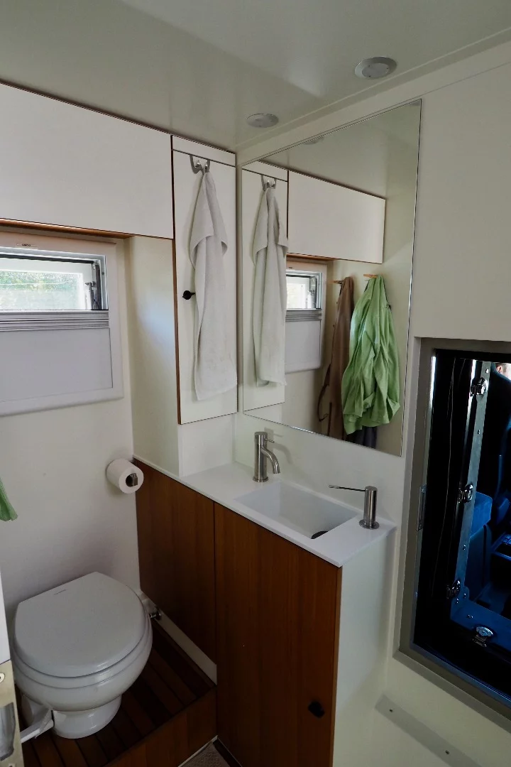 A peek in the toilet room and pass-through to the right