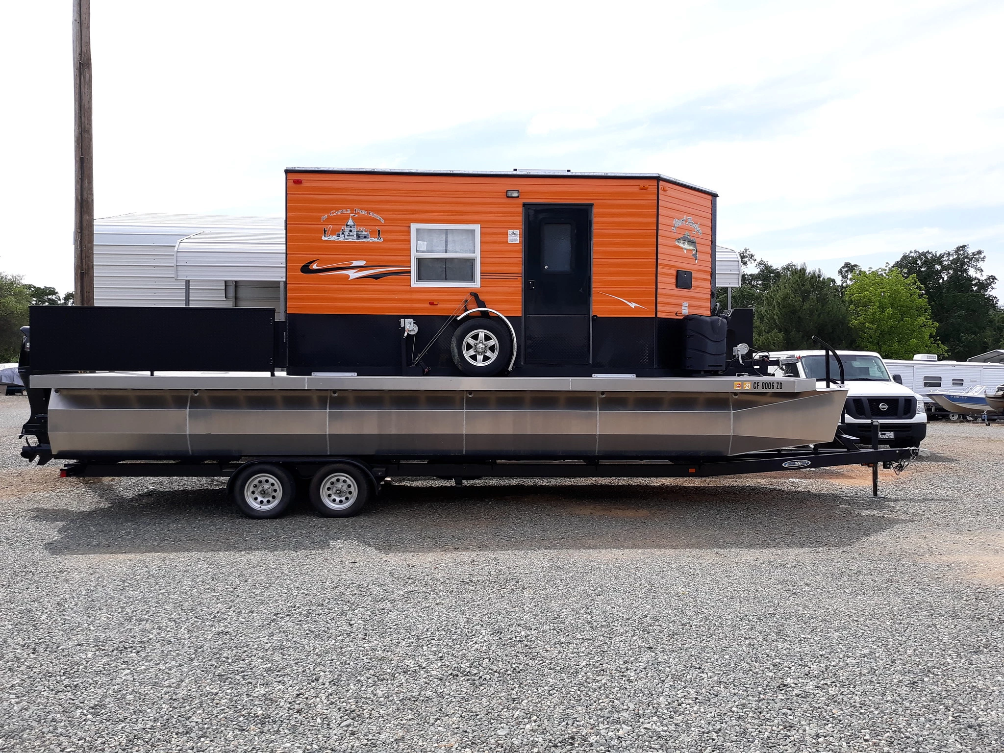 The Heidi-Ho is based on a 30 ft (9.1 m) pontoon boat