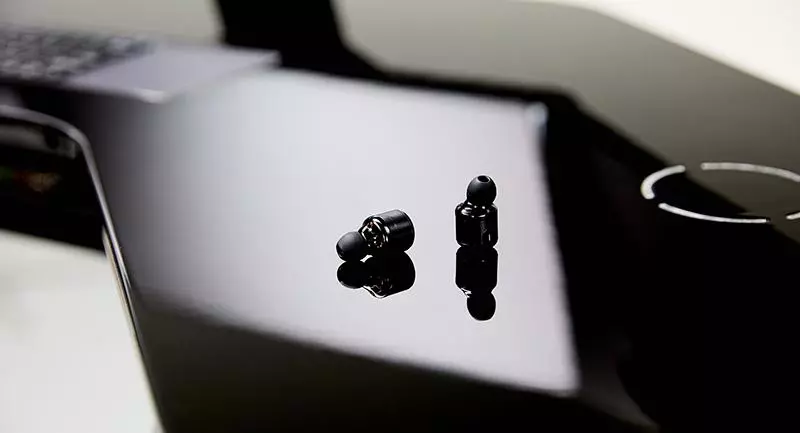 The SmartDesk comes with its own high-performance, noise cancelling, Bluetooth headphones