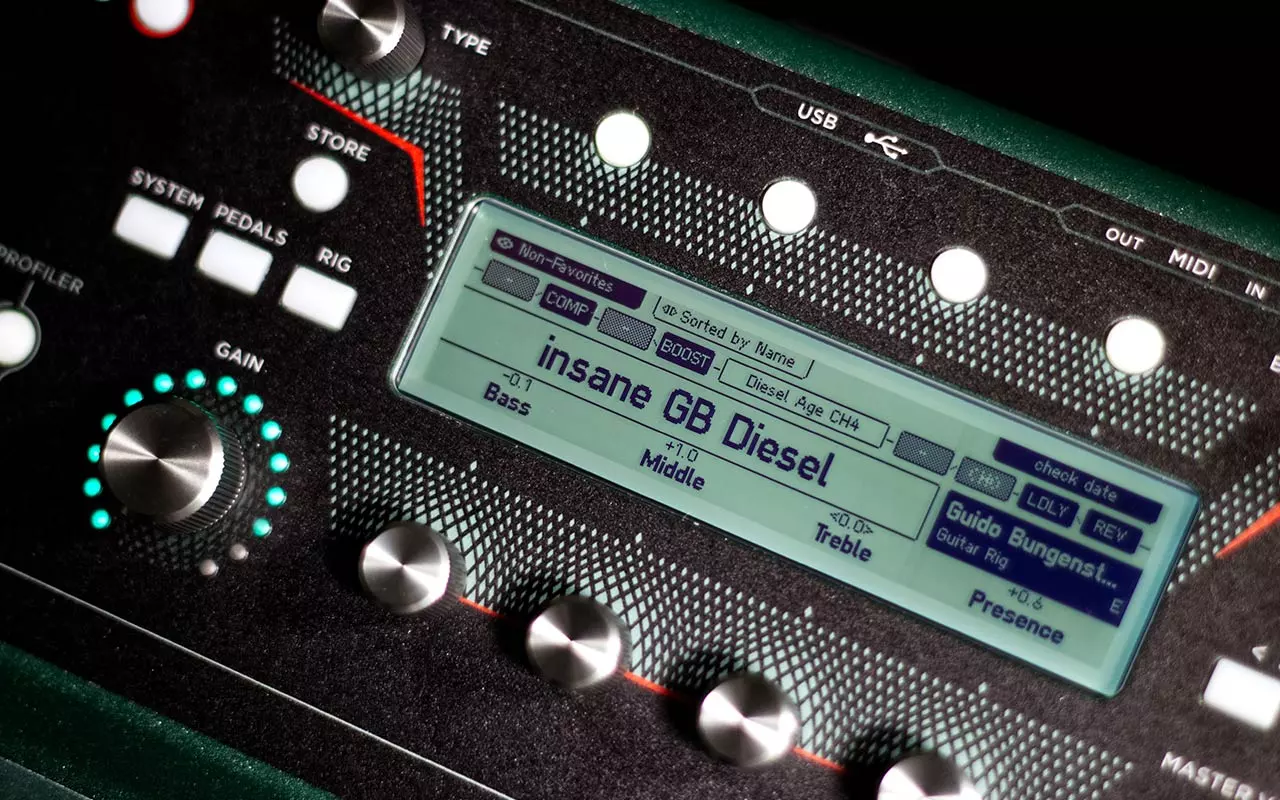 A sunlight visible display lets players know exactly what's going on in the tone department