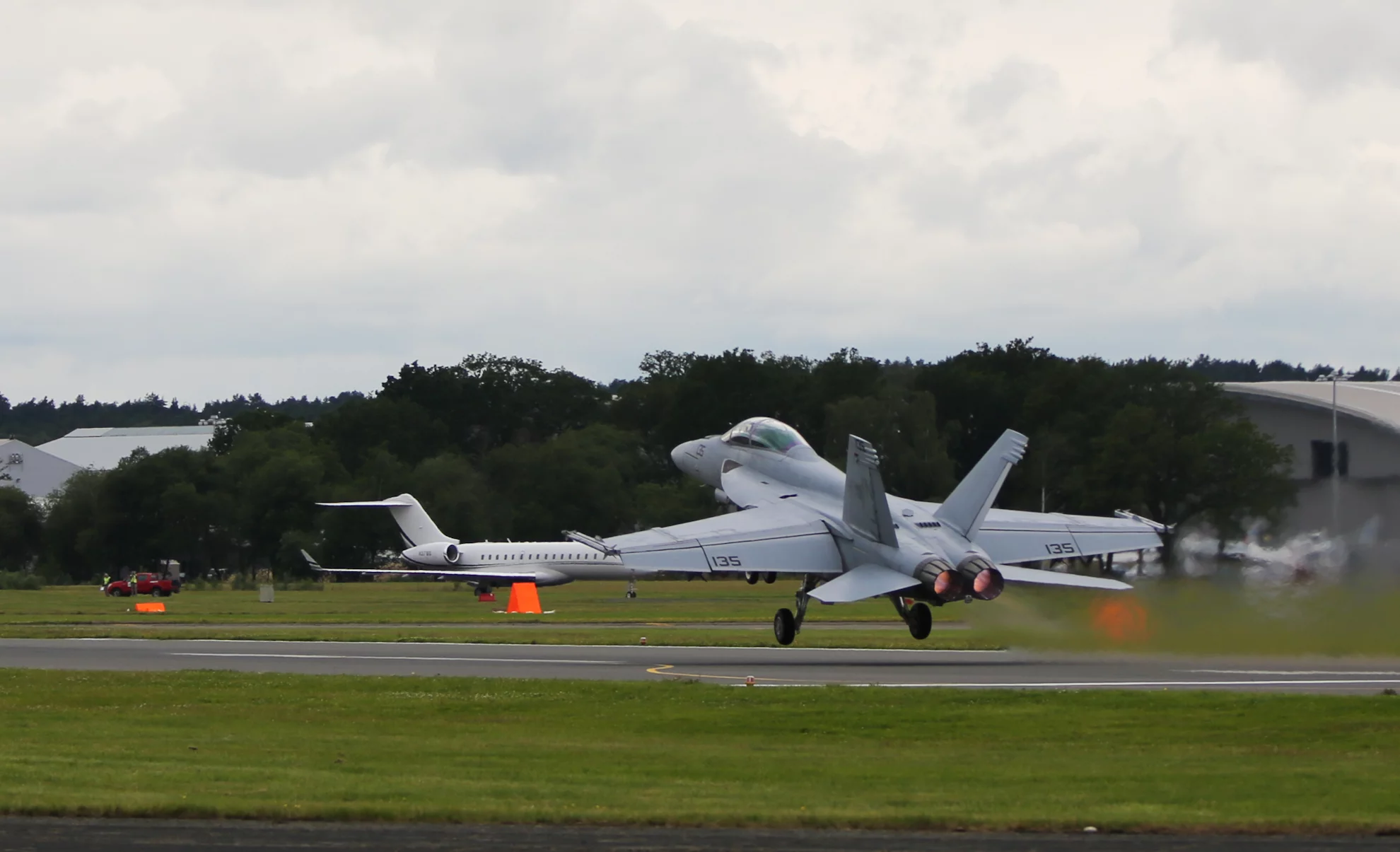 An F/A-18 Hornet takes off (Photo: Gizmag)