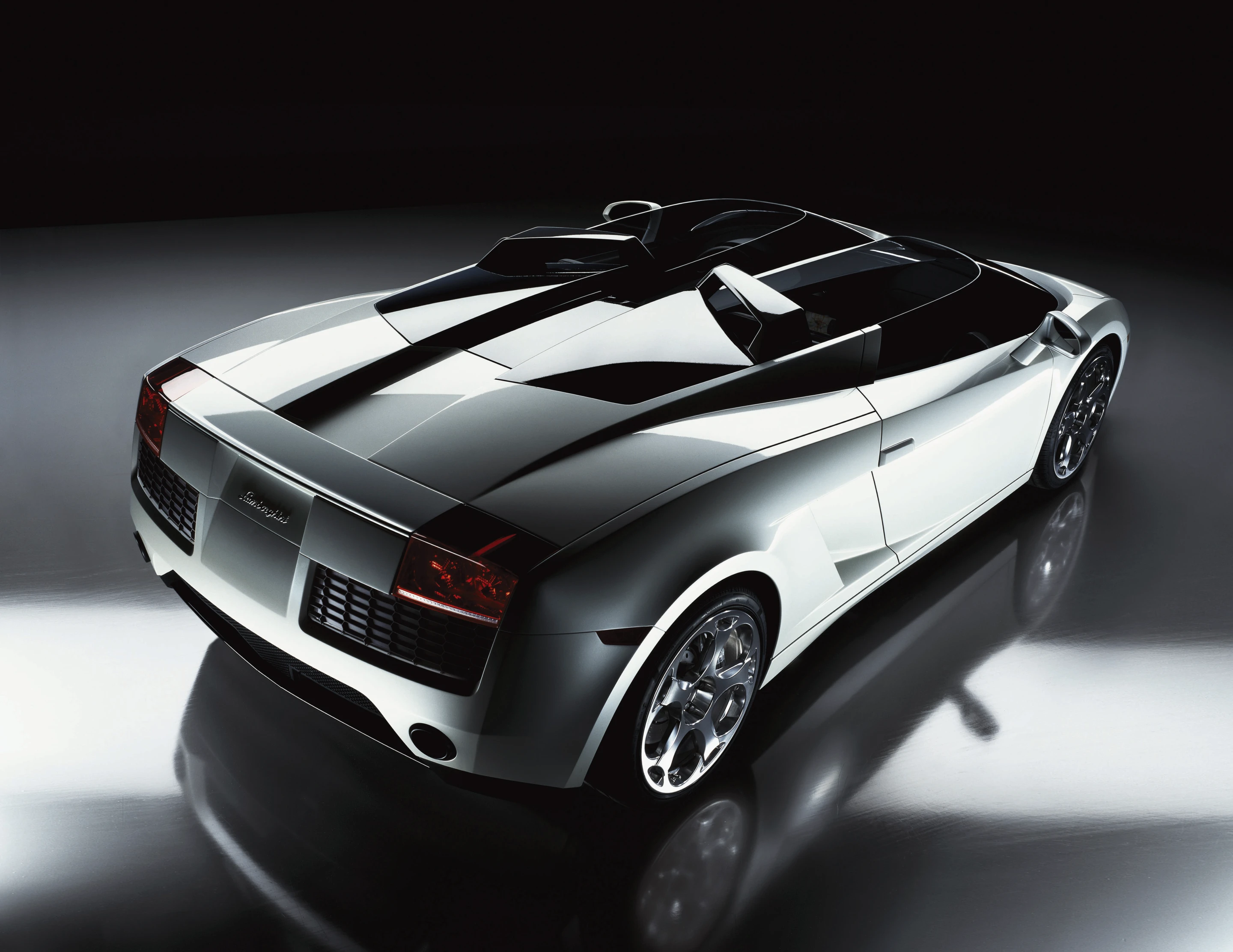 Using a Gallardo floorplan, the Concept S split 'saut vent' design is not only aesthetically awesome but actually helps feed air to the 5.0 litre V10 mounted in back