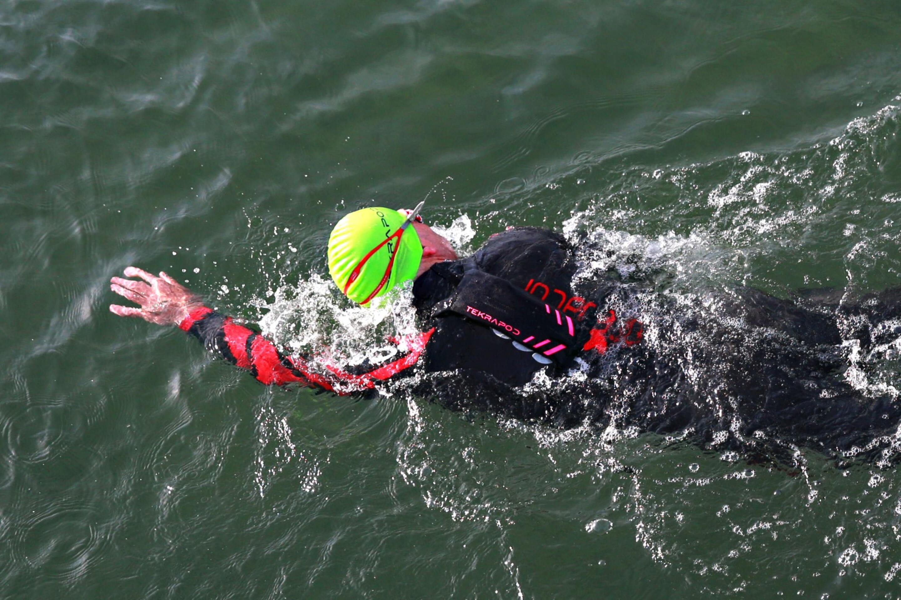 Openwater swimming safety device snugs to the back when not needed