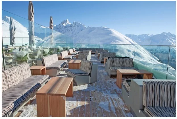 The hotel's extensive terrace invites guests to relax and linger in the warm Alpine sun (image: Romantik Hotel)