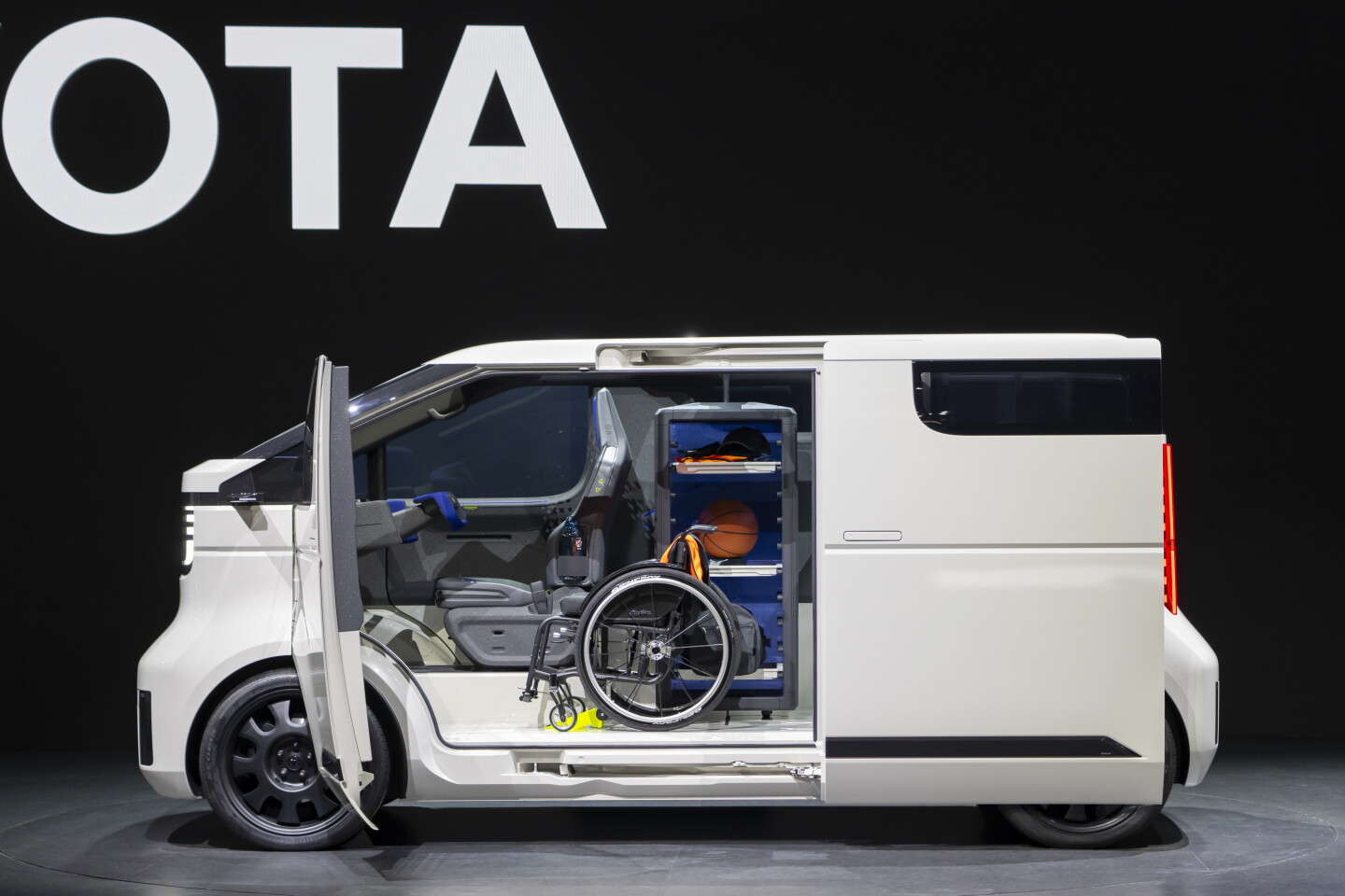 Toyota shows how the Kayoibako can accommodate a wheelchair user and transport goods
