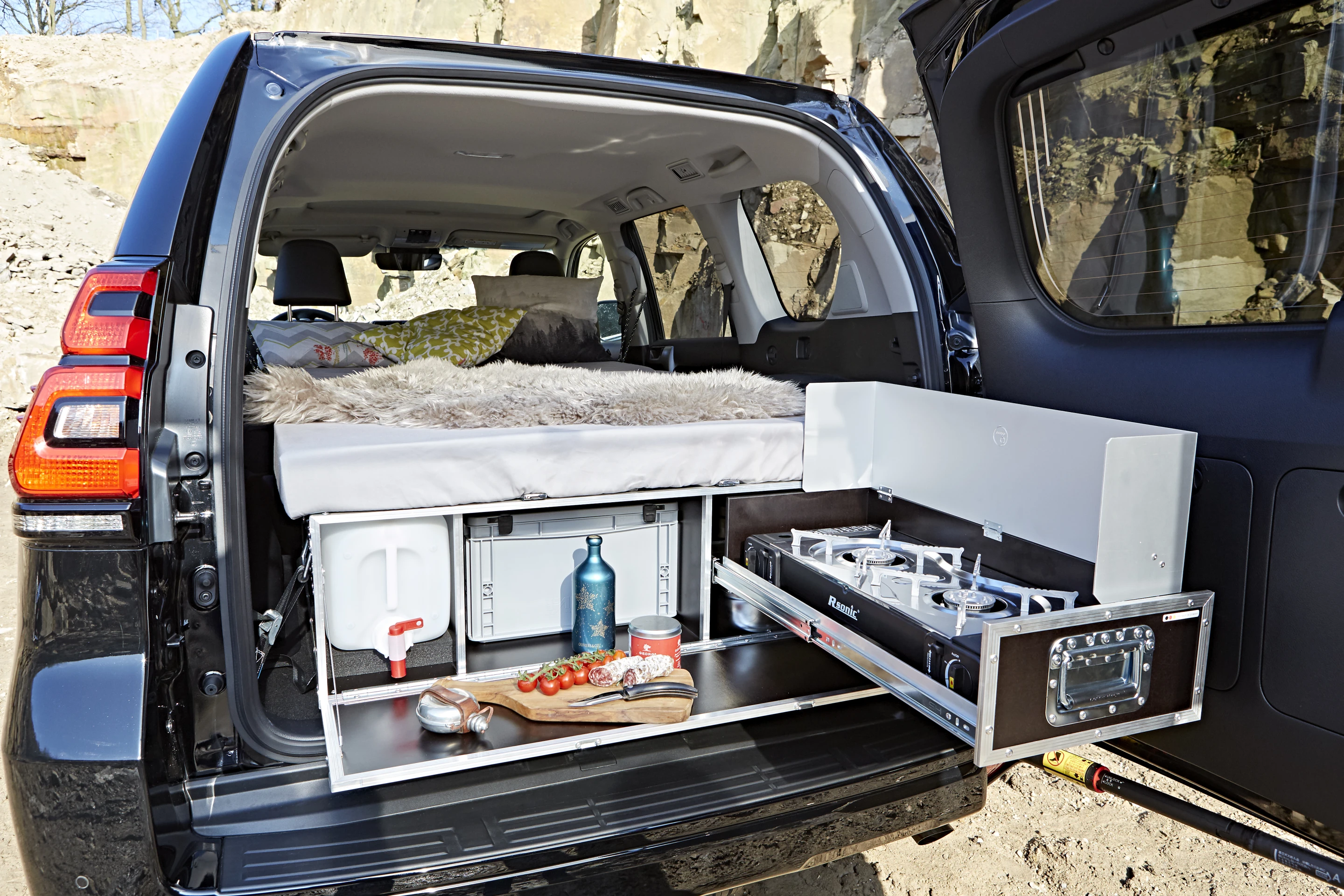 Preparing dinner on the Ququq Flatbox