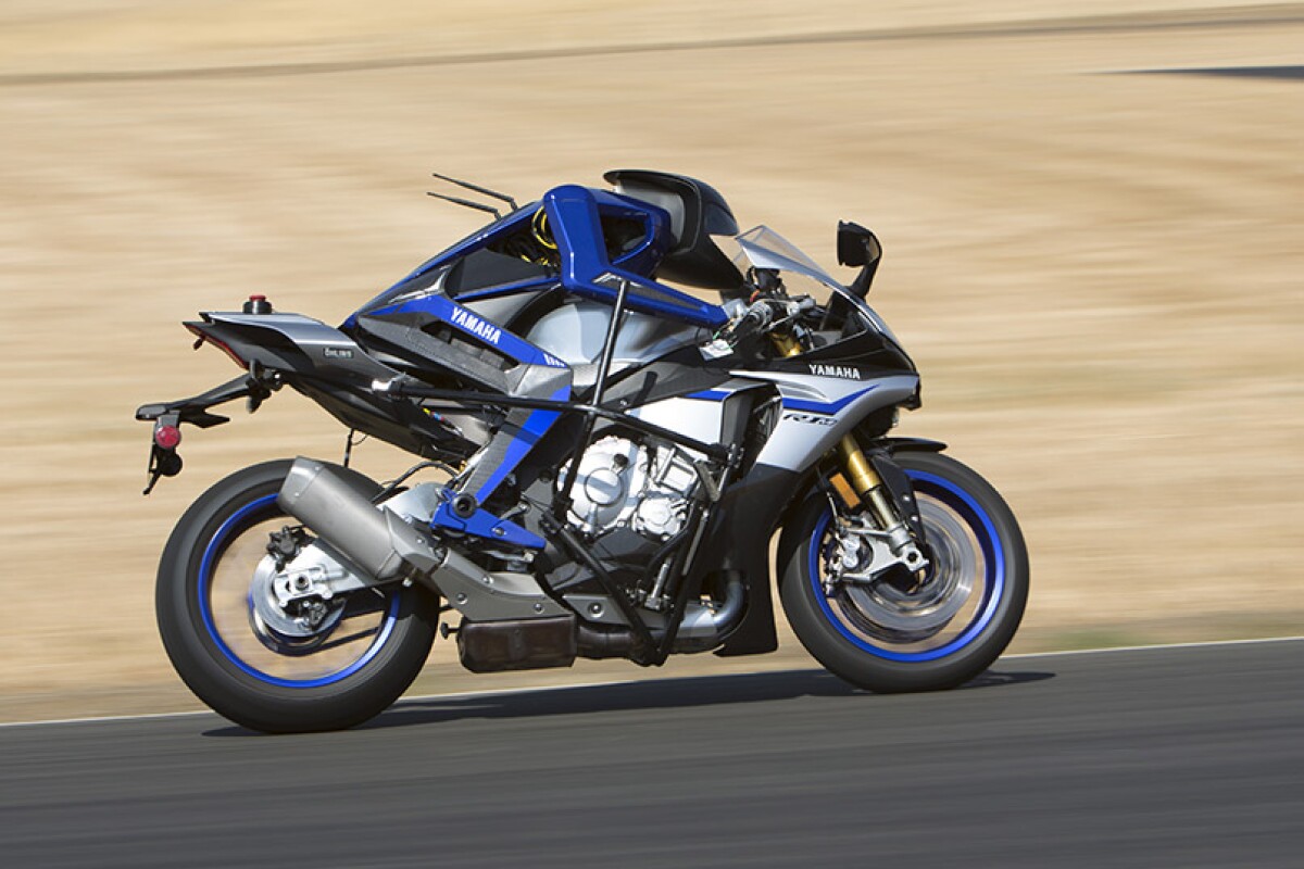 Yamaha S Motobot Takes On Motogoat Valentino Rossi In A Lap Time Challenge