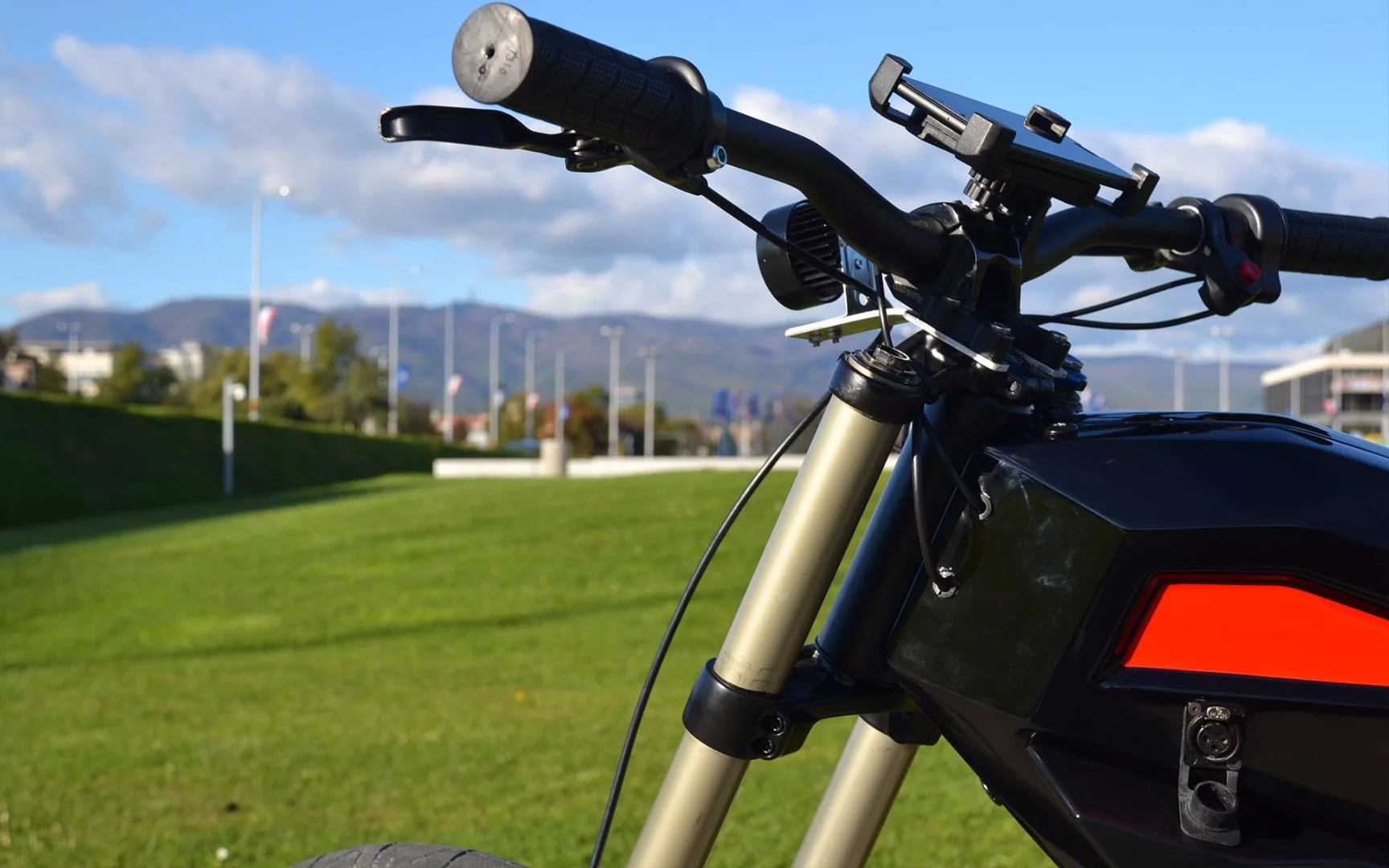 The Grunner X can roll for 350 km before needing a 45 minute top up