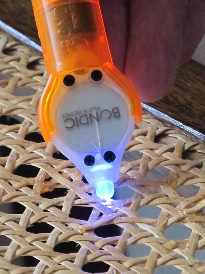 Users shine the UV light on the liquid plastic for four seconds, which is reportedly all that's required to cause it to harden
