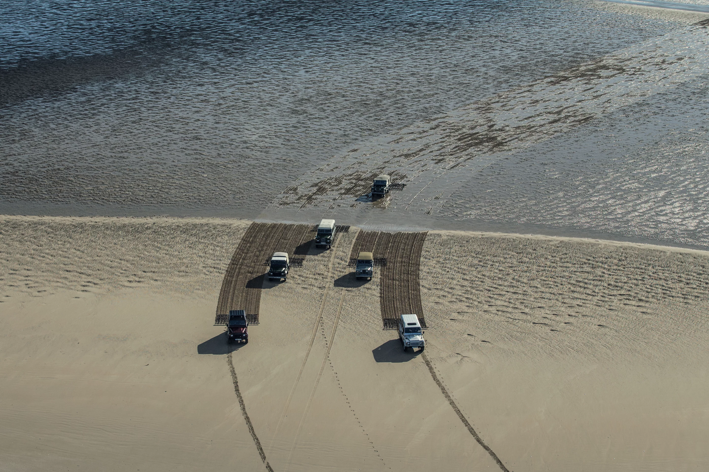Six Land Rovers drew the 1-km-long sand sketch