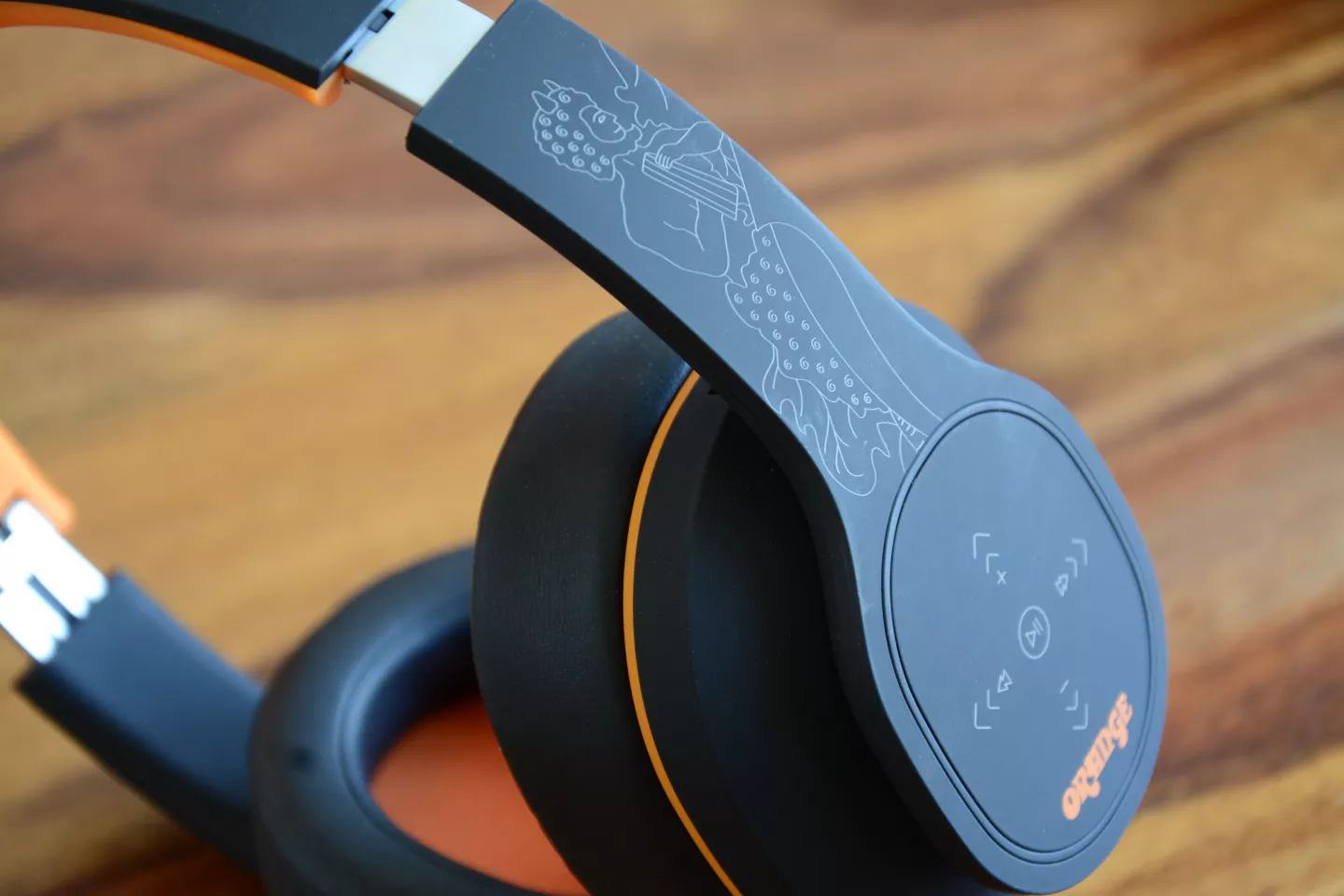 The right earcup is home to touch controls