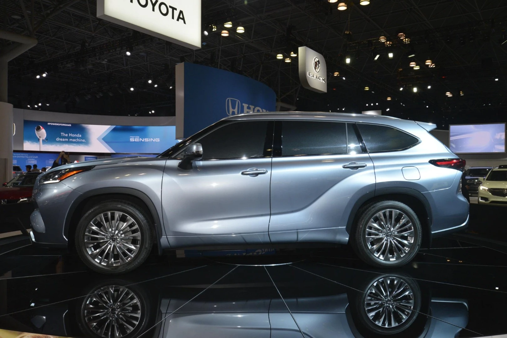 Toyota debuts the fourth-generation Highlander