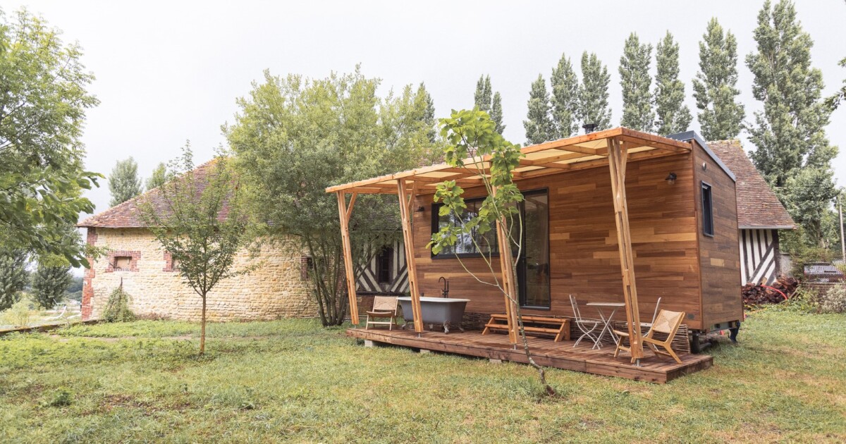 Compact tiny house retreat offers an outdoor bath Compact tiny house retreat offers an outdoor bath