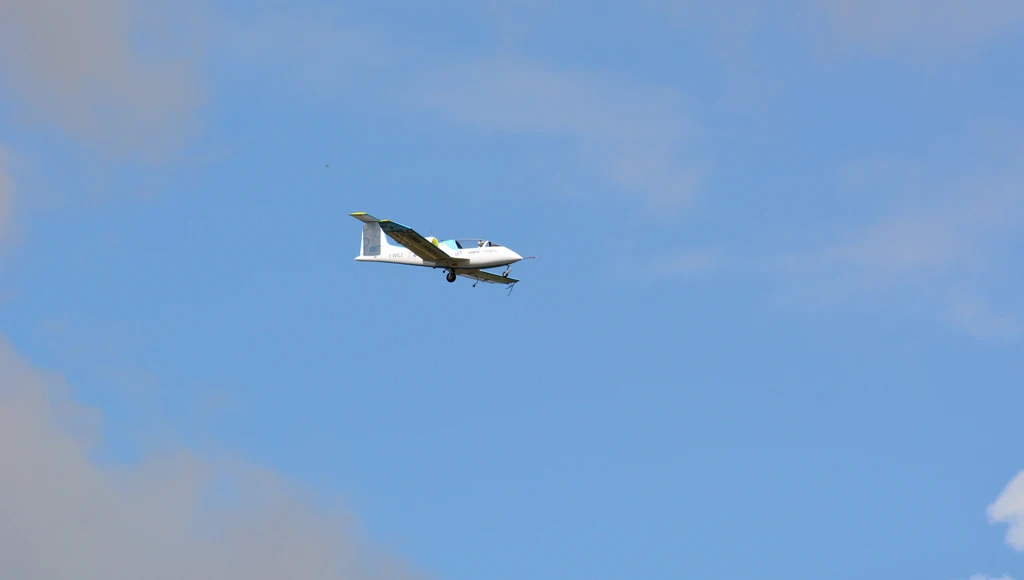 The first public flight of the electric E-Fan