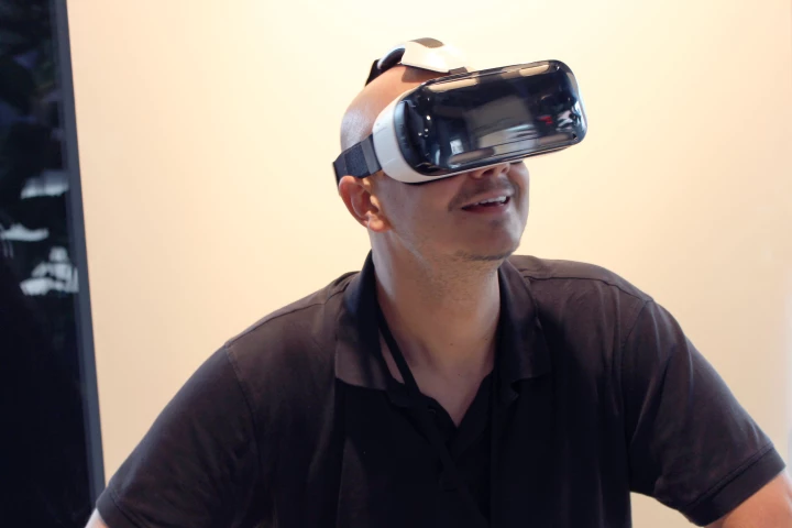 Gizmag straps on the fruit of Samsung's partnership with Oculus, the Gear VR