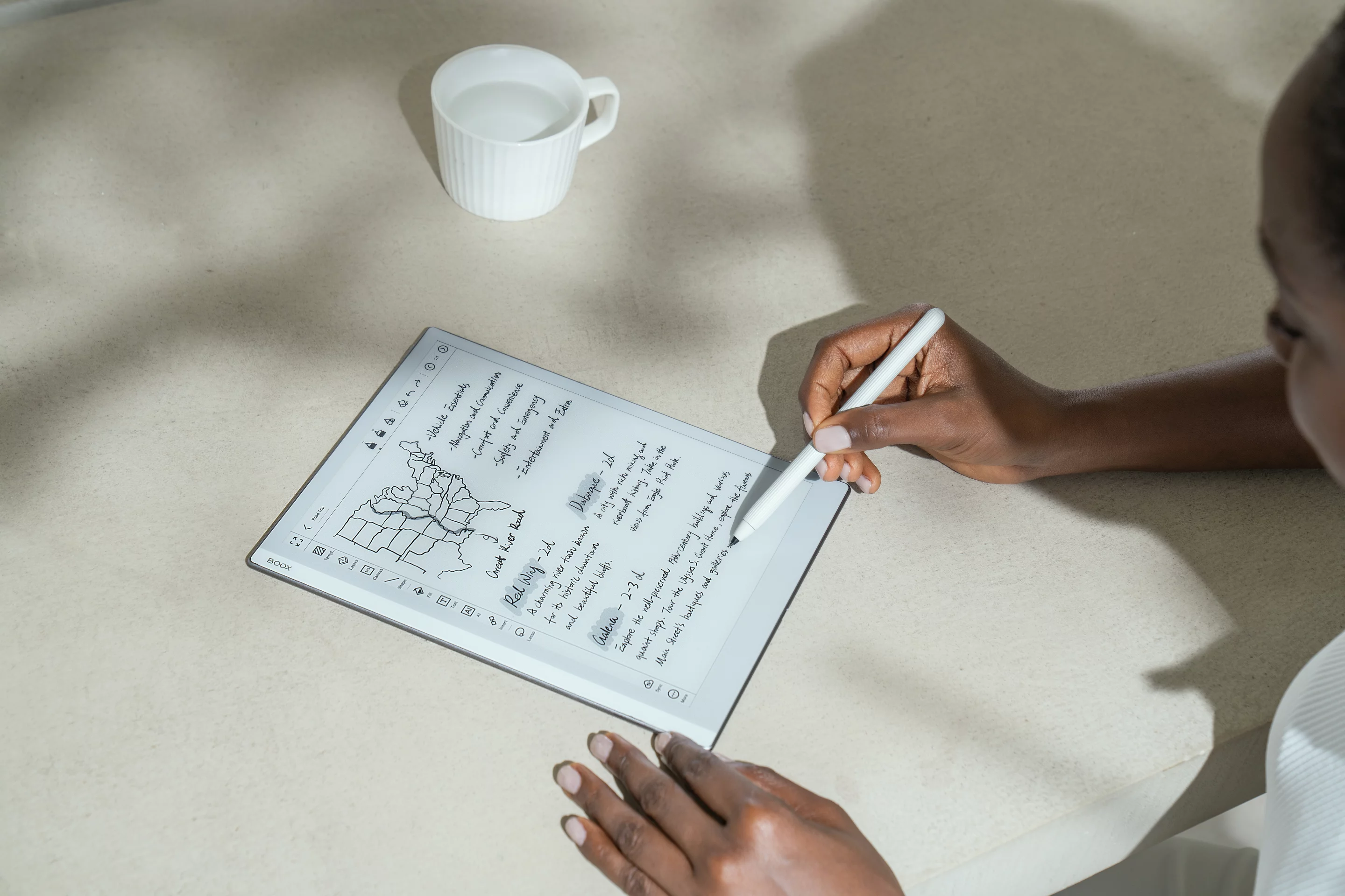 The Go 10.3's E Ink screen comes to life under sunlight, but the lack of onboard LEDs means that users will need to seek out an external light source when evening approaches