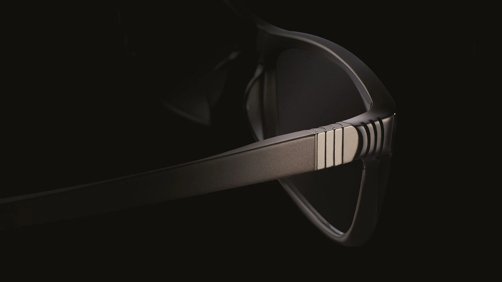 Spine Optics' self closing hinge