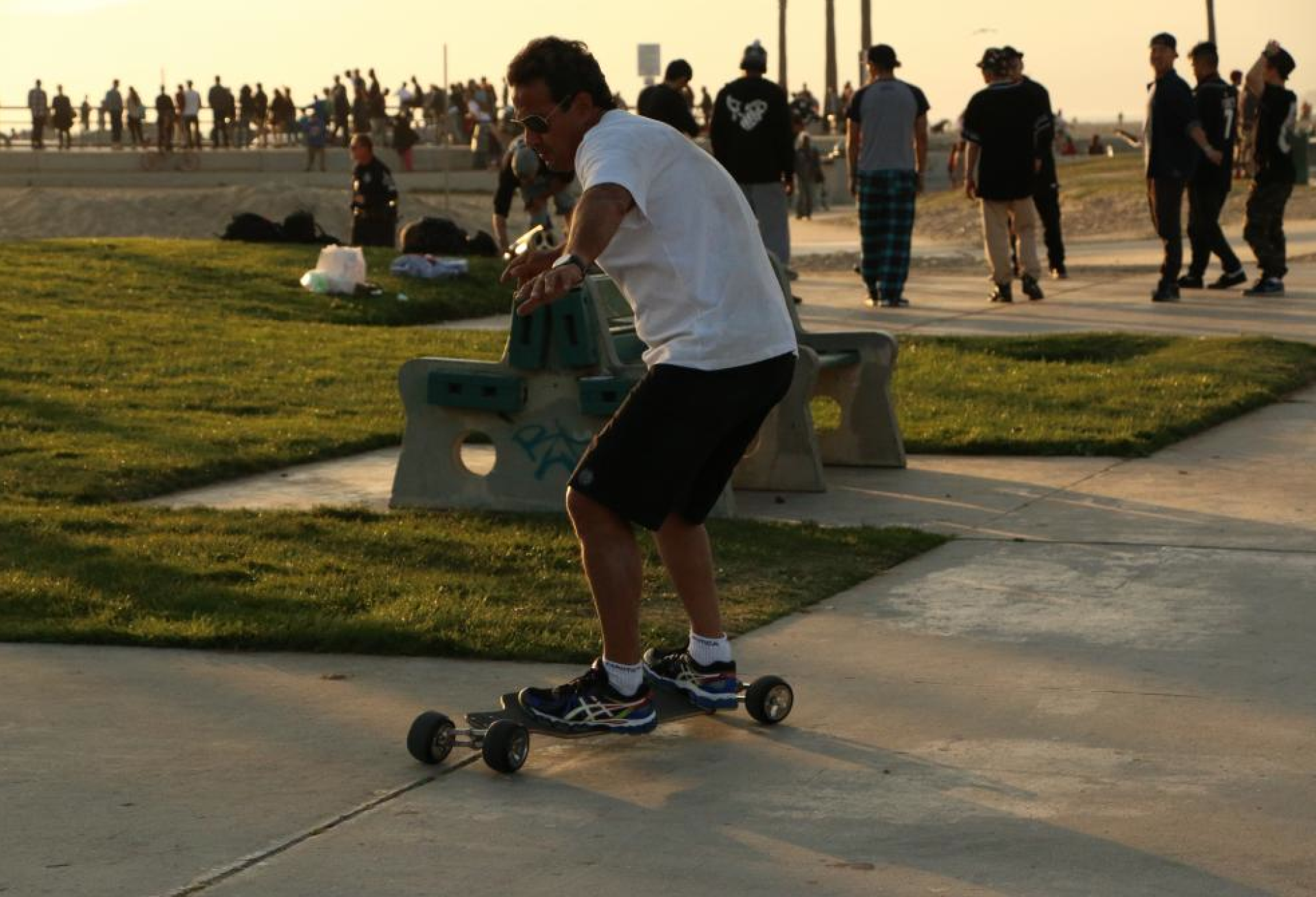 Lean Skateboard initiates sure turns with tilting, multilink wheels