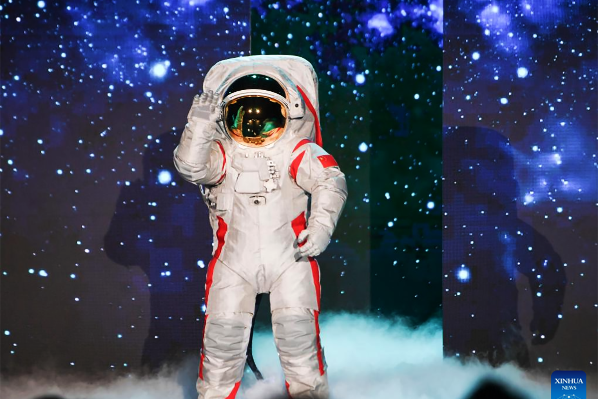 China aims to send astronauts to the Moon by around 2030 and recently showcased the new spacesuits they’ll be using. During a media event, the China Manned Space Agency (CMSA) demonstrated the suits with two astronauts testing them out for the cameras.
