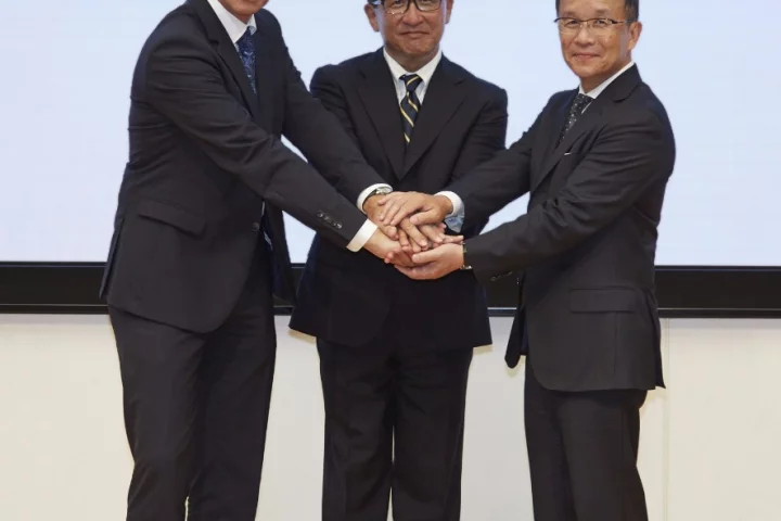 Representatives from the three companies shake on the new cooperation. From left to right: Prof. Dr. Karl Viktor Schaller, Executive Vice President Development BMW Motorrad, Mr. Tetsuo Suzuki, Operating Officer at Honda Motor Co., Ltd. and Mr. Takaaki Kimura, Chief General Manager of Technology Center and Executive Vice President and Representative Director of Yamaha Motor Co.Ltd.