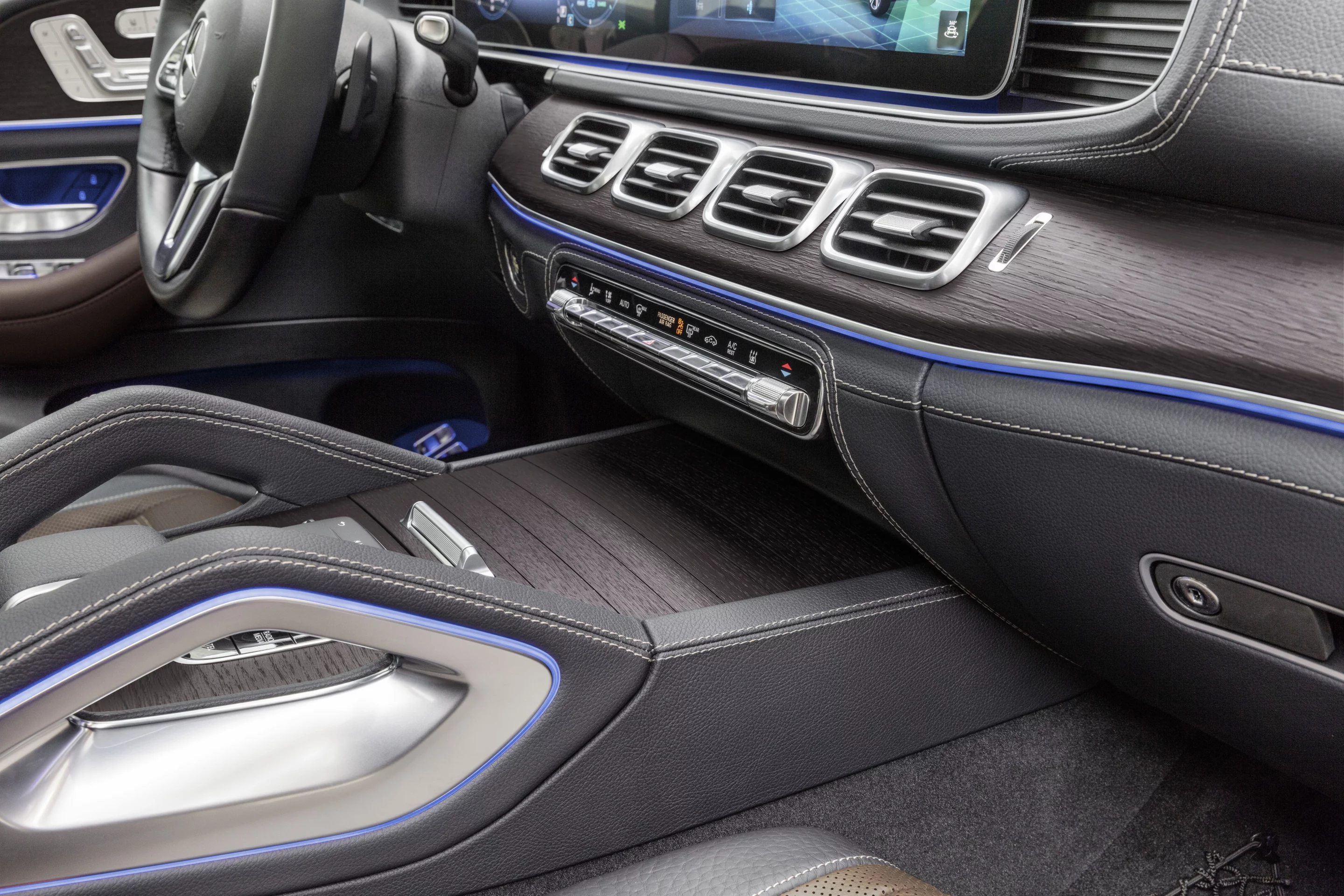 2019 Mercedes-Benz GLE: nice center console features grab handles for off-road work