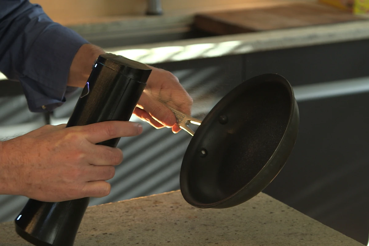 "biēming" a frying pan