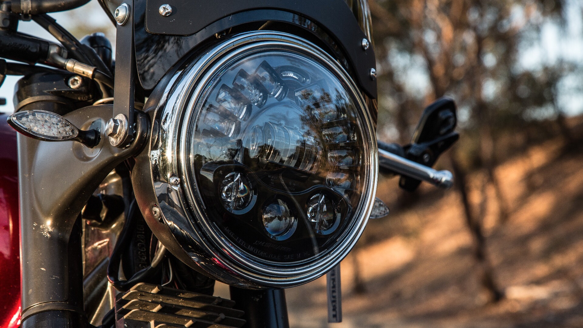 Review Smart Motorcycle Headlight Lights The Way Around Corners review-smart-motorcycle-headlight-lights-the-way-around-corners