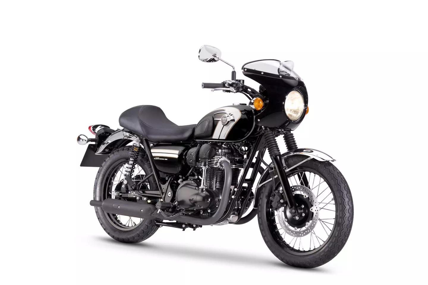 Apart from the standard and special black W800, Kawasaki also offers a Cafe Racer version for 2016