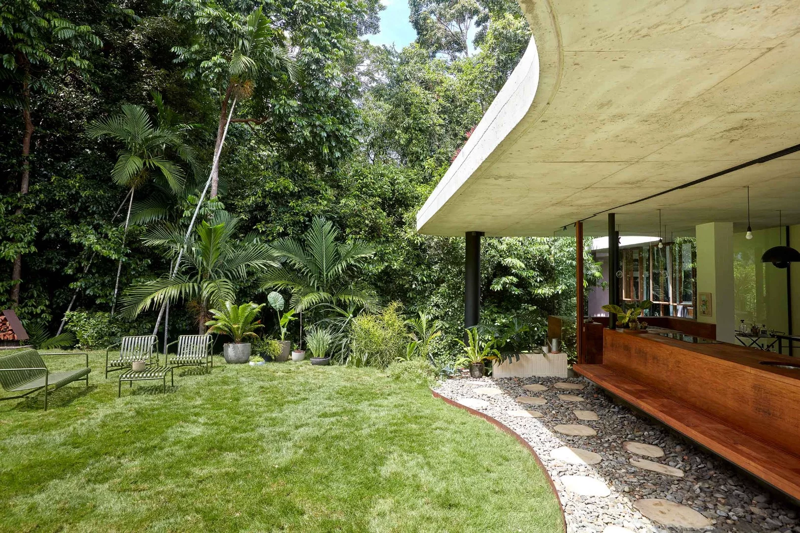 The Planchonella House sits on a 4,818-square-meter block (52,000-sq ft) on the edge of a nature park in the northern Australian coastal city of Cairns