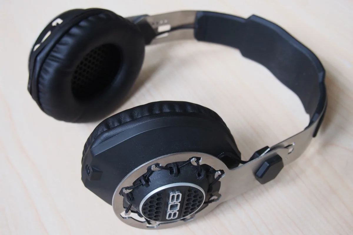 Gizmag reviews 808 Audio's Performer BT Bluetooth headphones (Photo: Adam Williams/Gizmag)