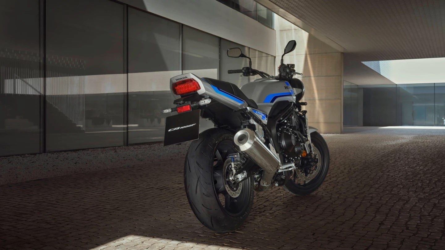 The CB1000F is made of one-piece steel, a diamond-style twin-spar frame