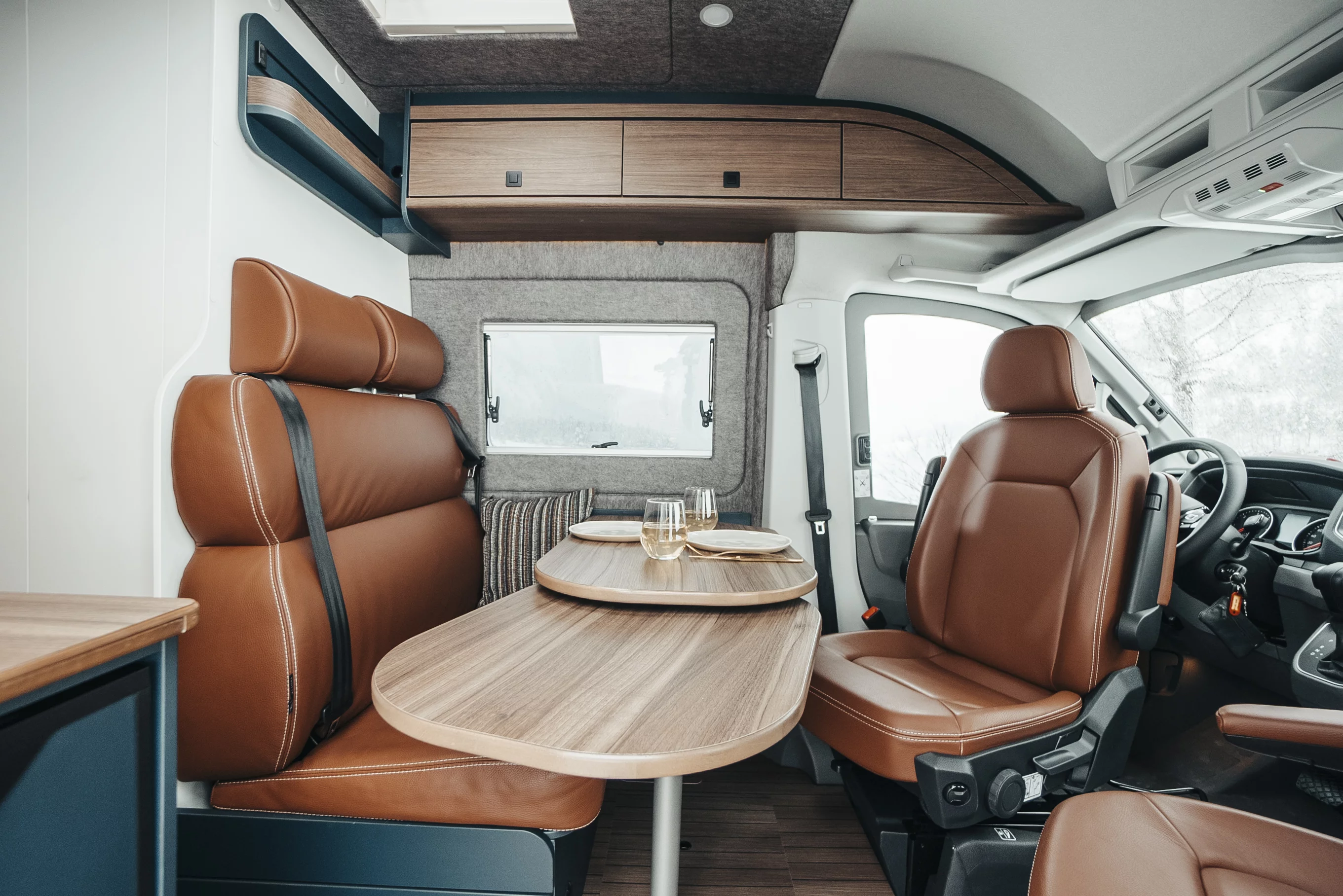 The multi-adjustable extendable table ensures the best dining comfort for four people