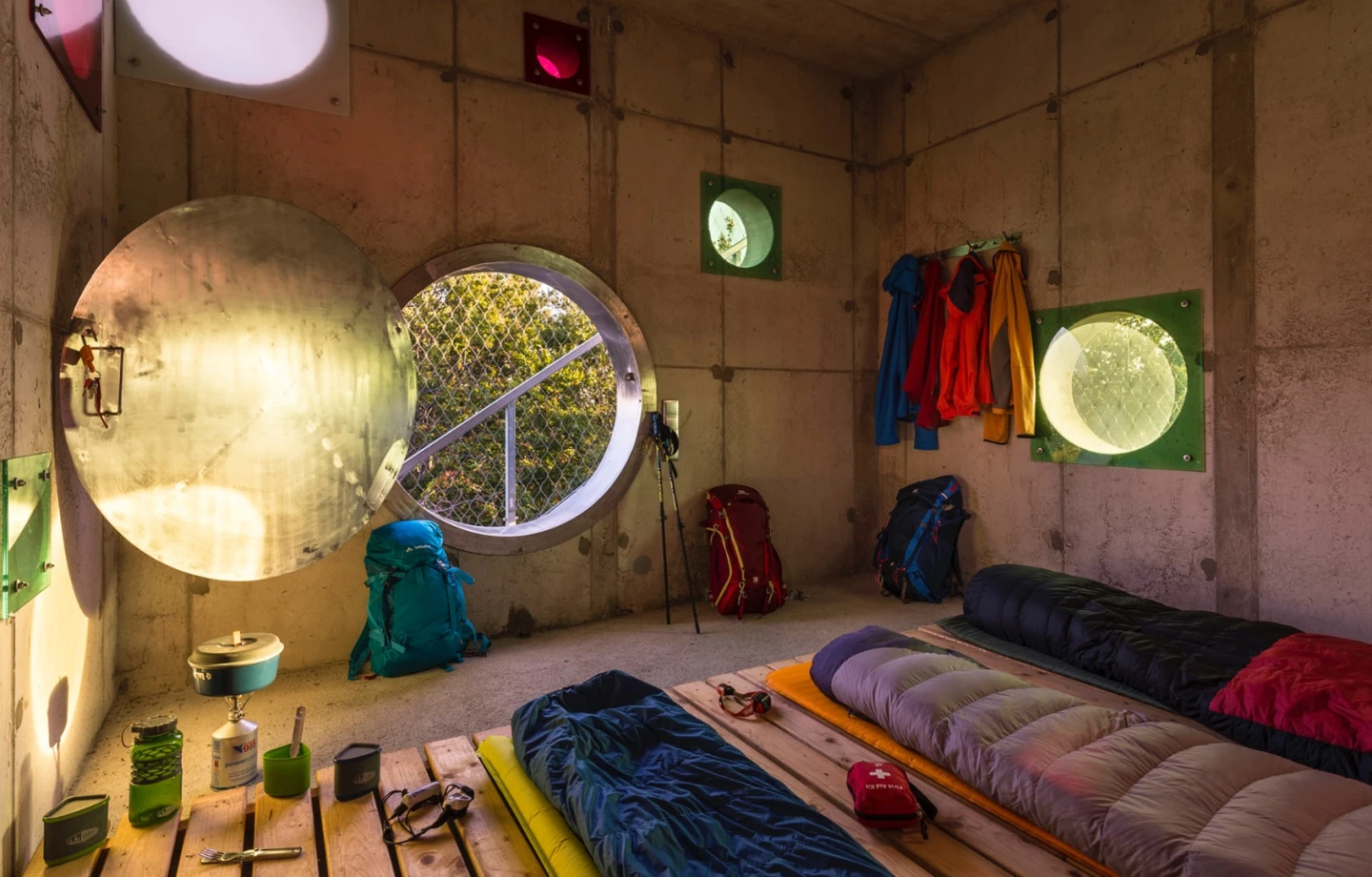 The rooms are entered by a small circular hatch and measure 3.5 x3.5 m (11.5 x 11.5 ft)