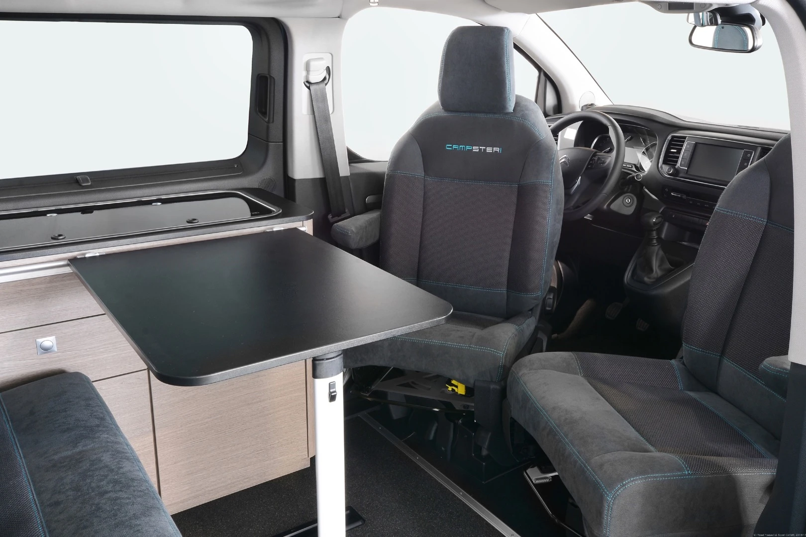 Pössl Campster: A removable table between the two-seat rear bench and swivel front seats gives everyone a place to eat, play and relax