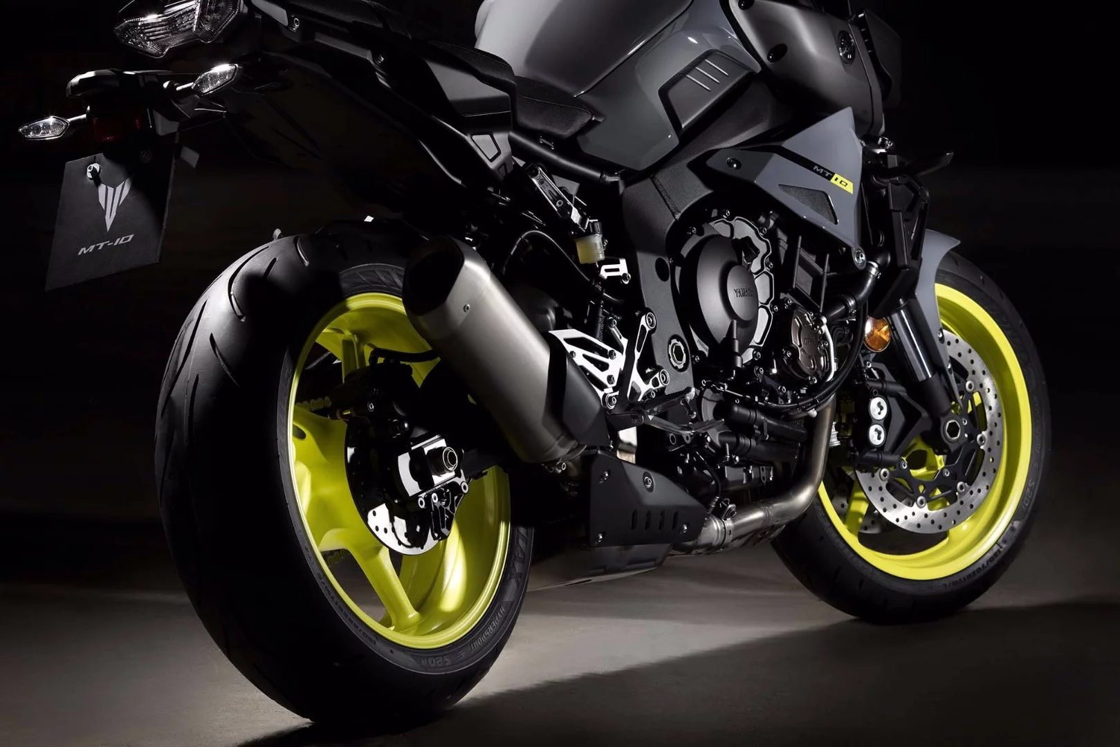 Yamaha MT-10: stubby exhaust