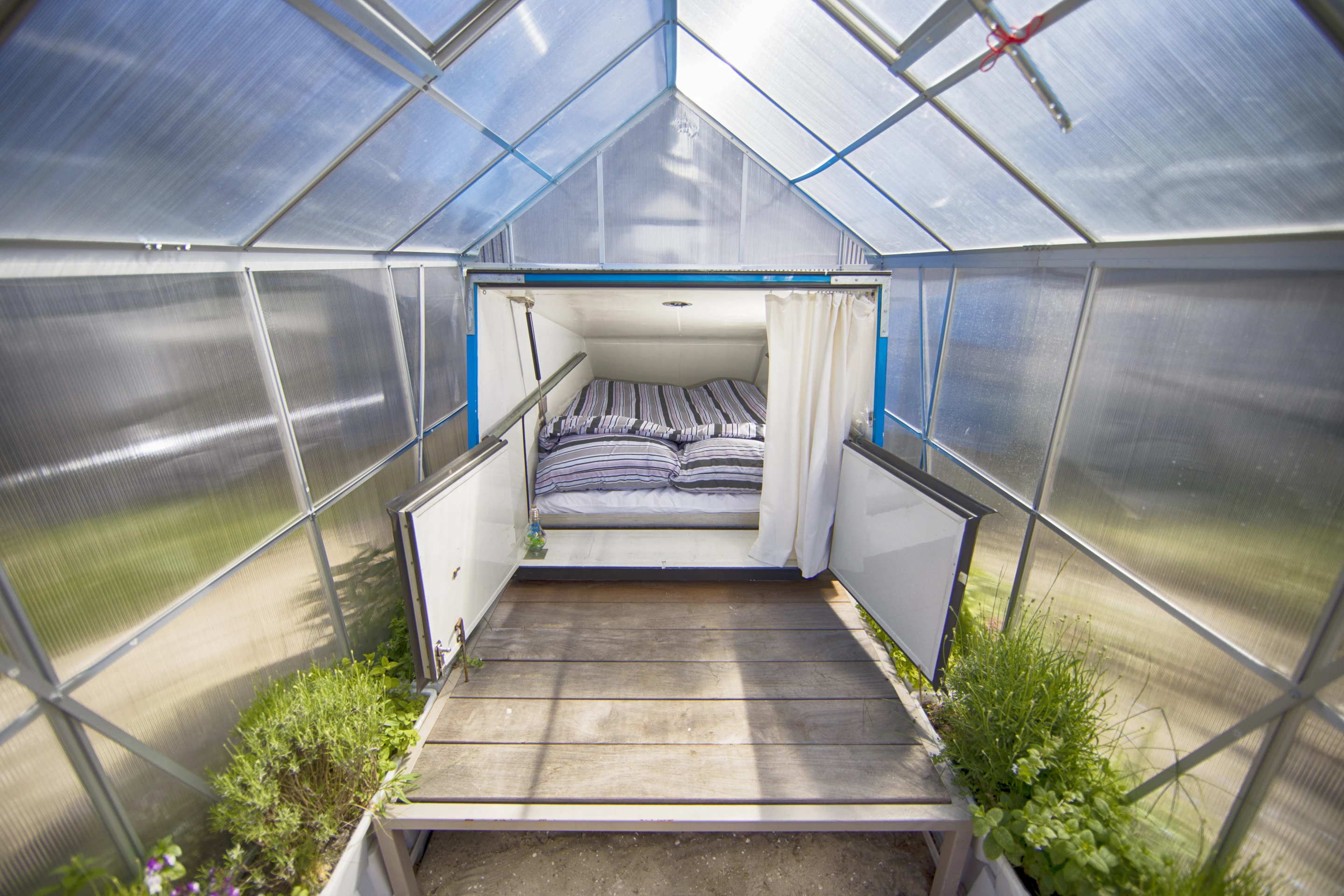 Expedition North Cape consists of a rooftop tent that has been extended with a greenhouse. Its snug sleeping area fits two people