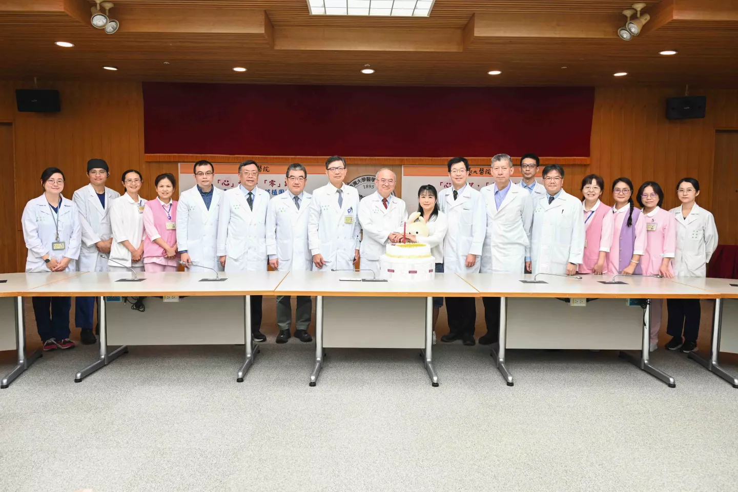 The NTUH team this week, with the woman (10 from left) who received a new heart via this remarkable surgery last August