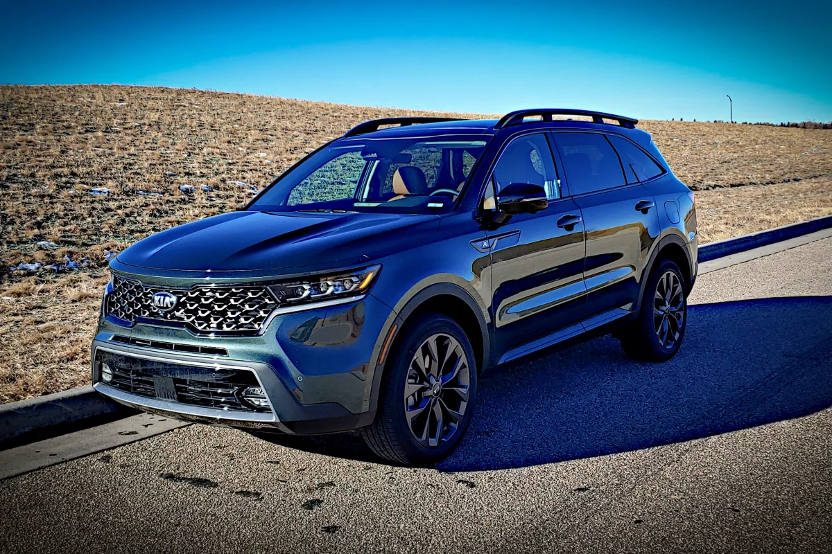 The 2021 Kia Sorento Hybrid (shown) and the gasoline model are virtually identical when seen from the outside