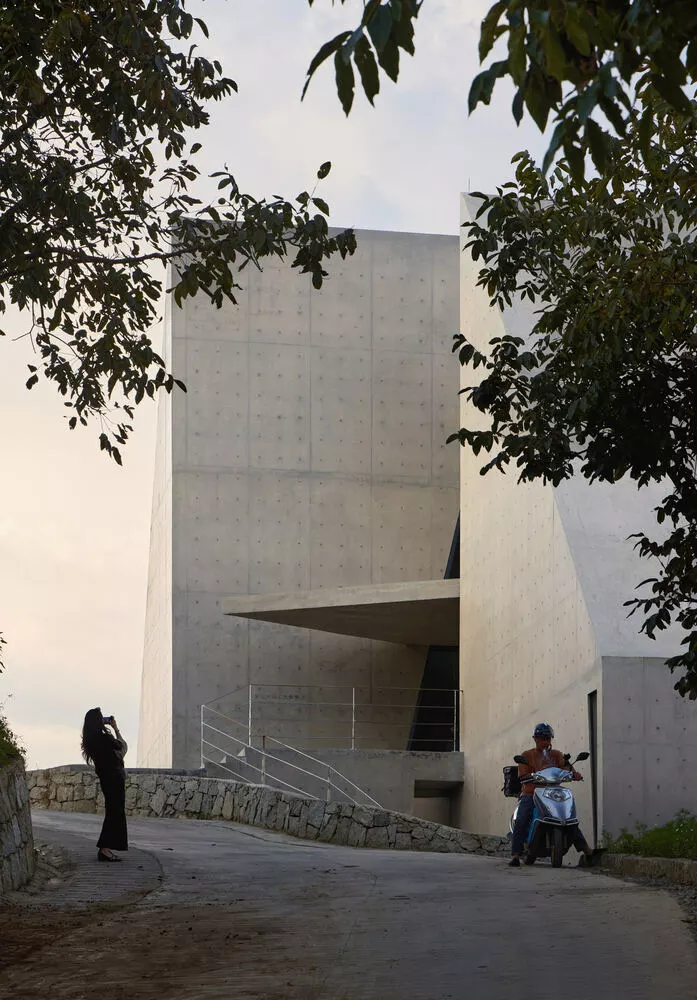 This building redefines boundaries between constructed and natural worlds