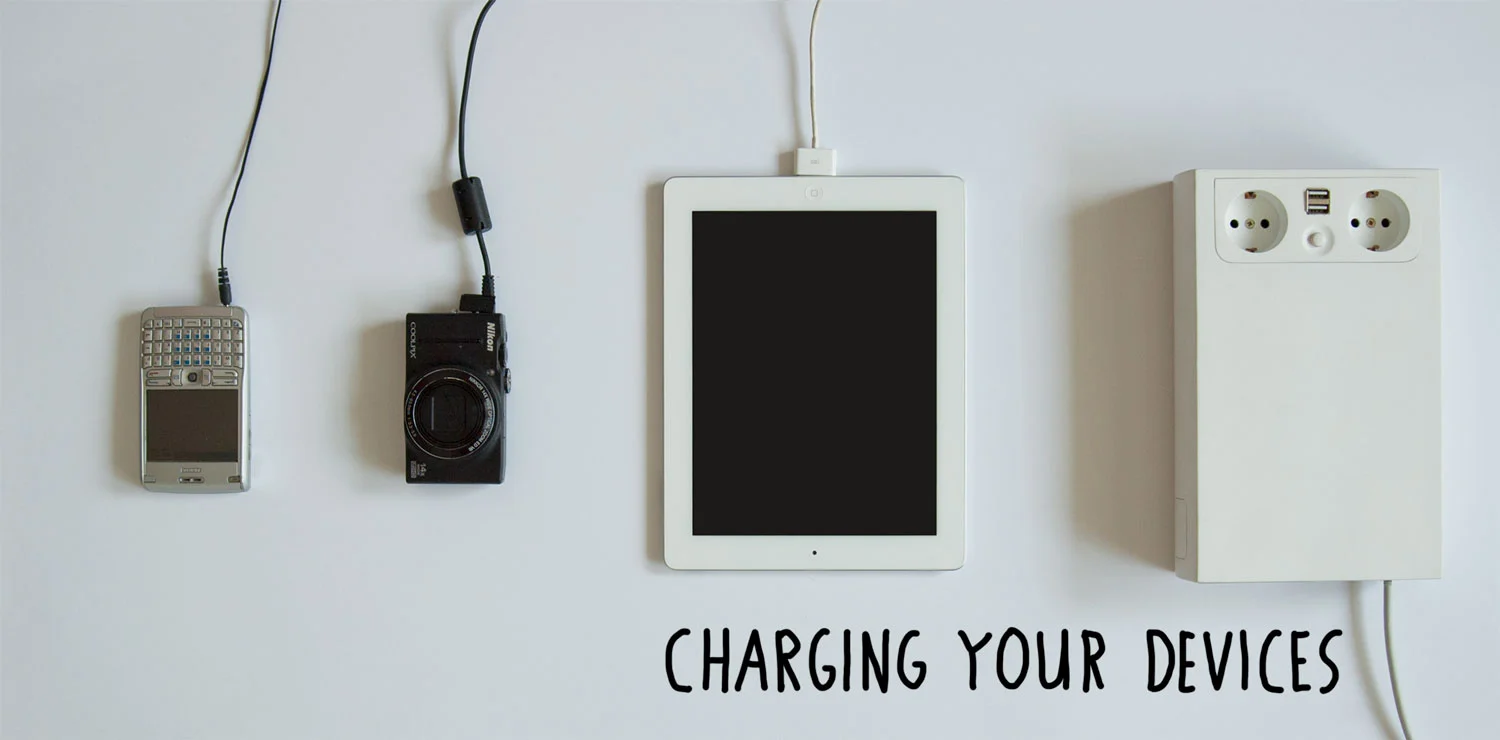 Made from ABS plastic, PlugBook will come in four colors: white, black, "encyclopedia" red and a yet to be determined color