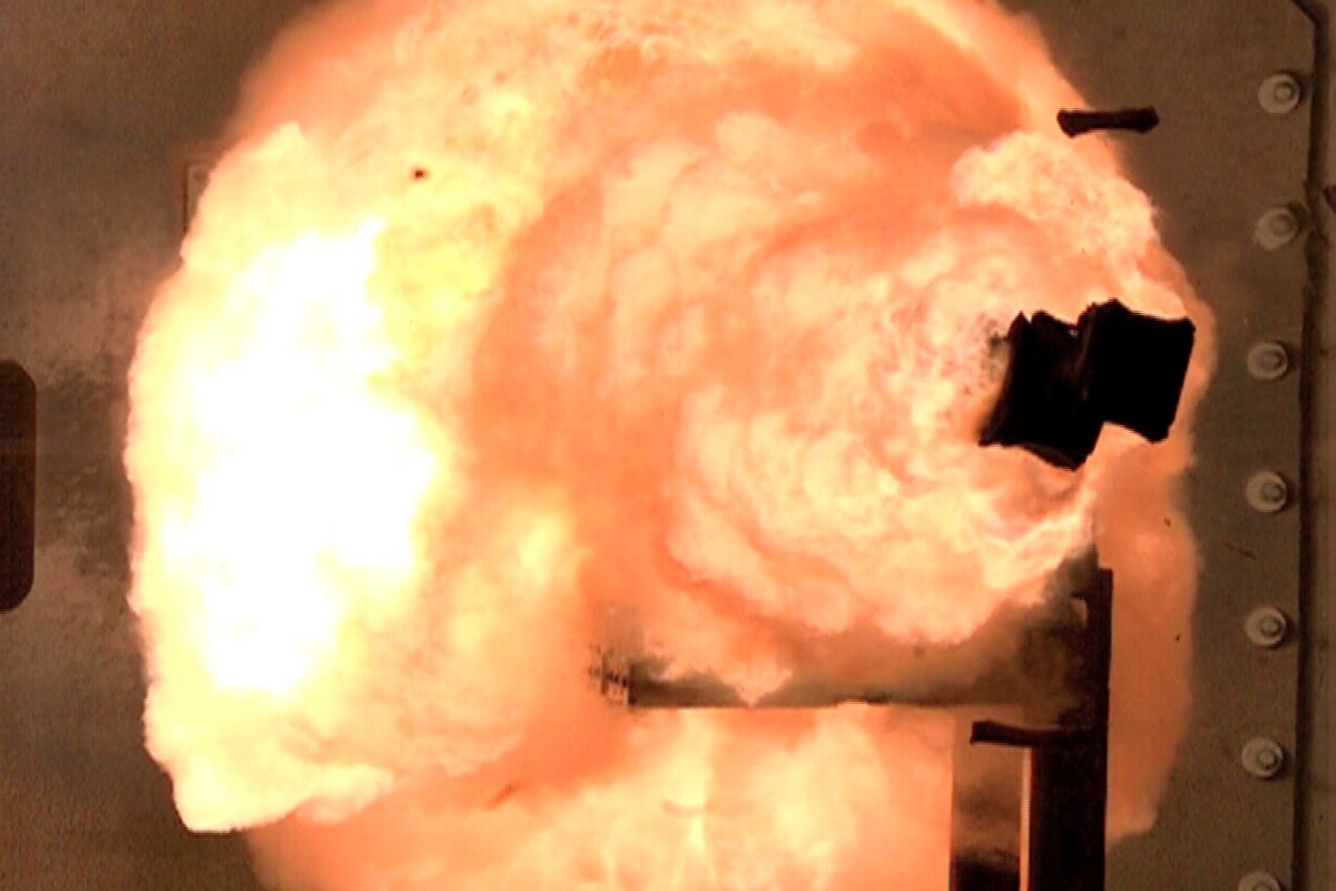 The first full-energy shots from the electromagnetic railgun prototype launcher captured from a high-speed camera (Photo: U.S. Navy)