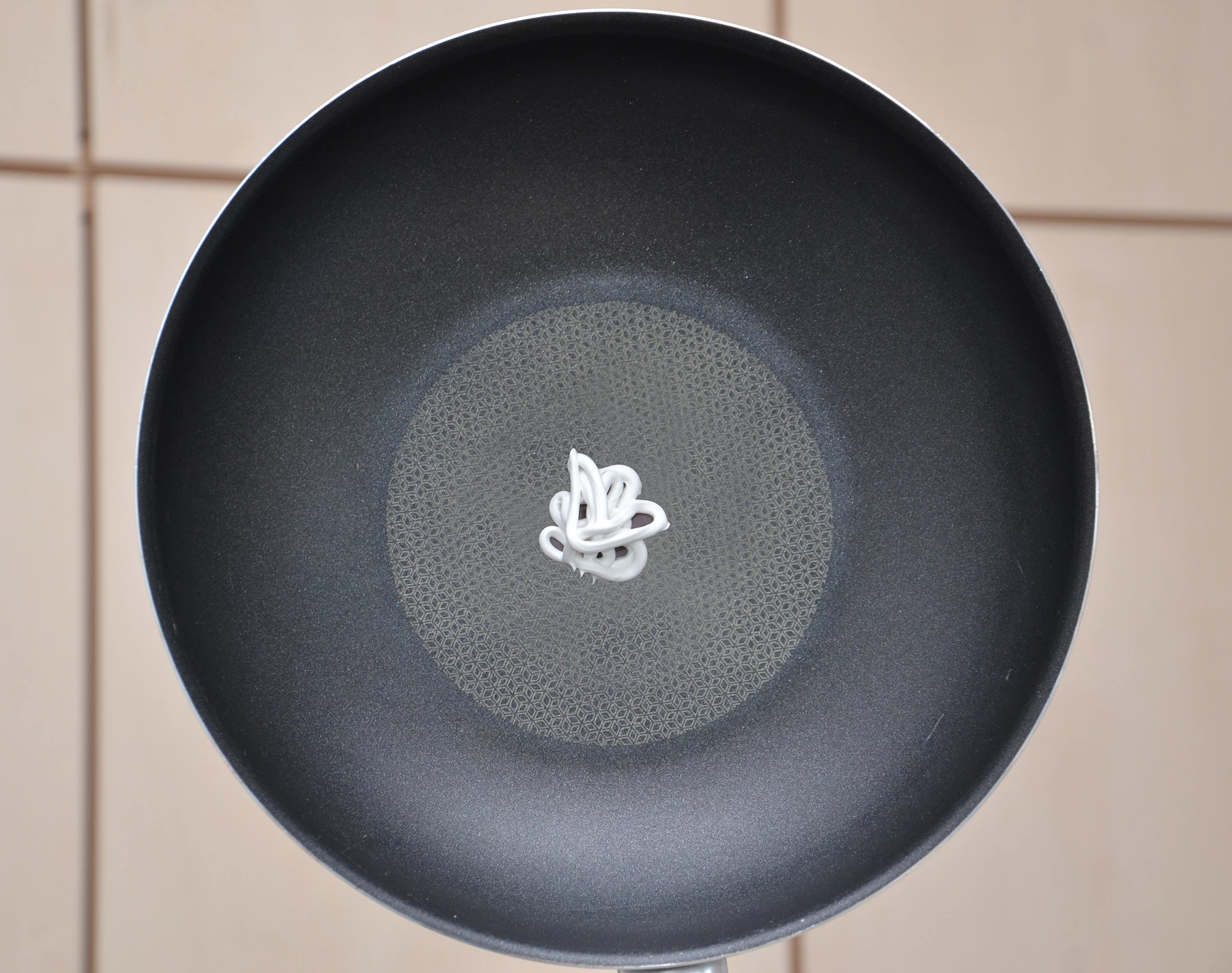 Silicone glued to the center of a Teflon-coated frying pan (Image: Claudia Eulitz, Copyright CAU)