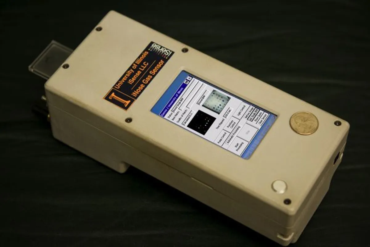 The handheld TATP detector prototype (Photo: Kenneth Suslick)