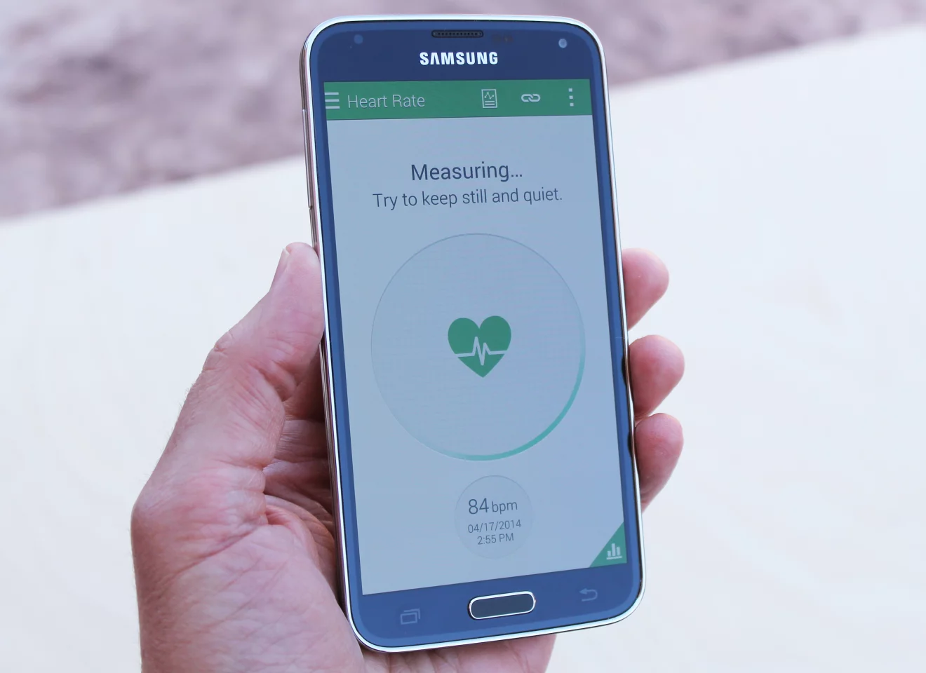 After a few seconds holding your finger on the sensor, the GS5 will tell you your pulse rate