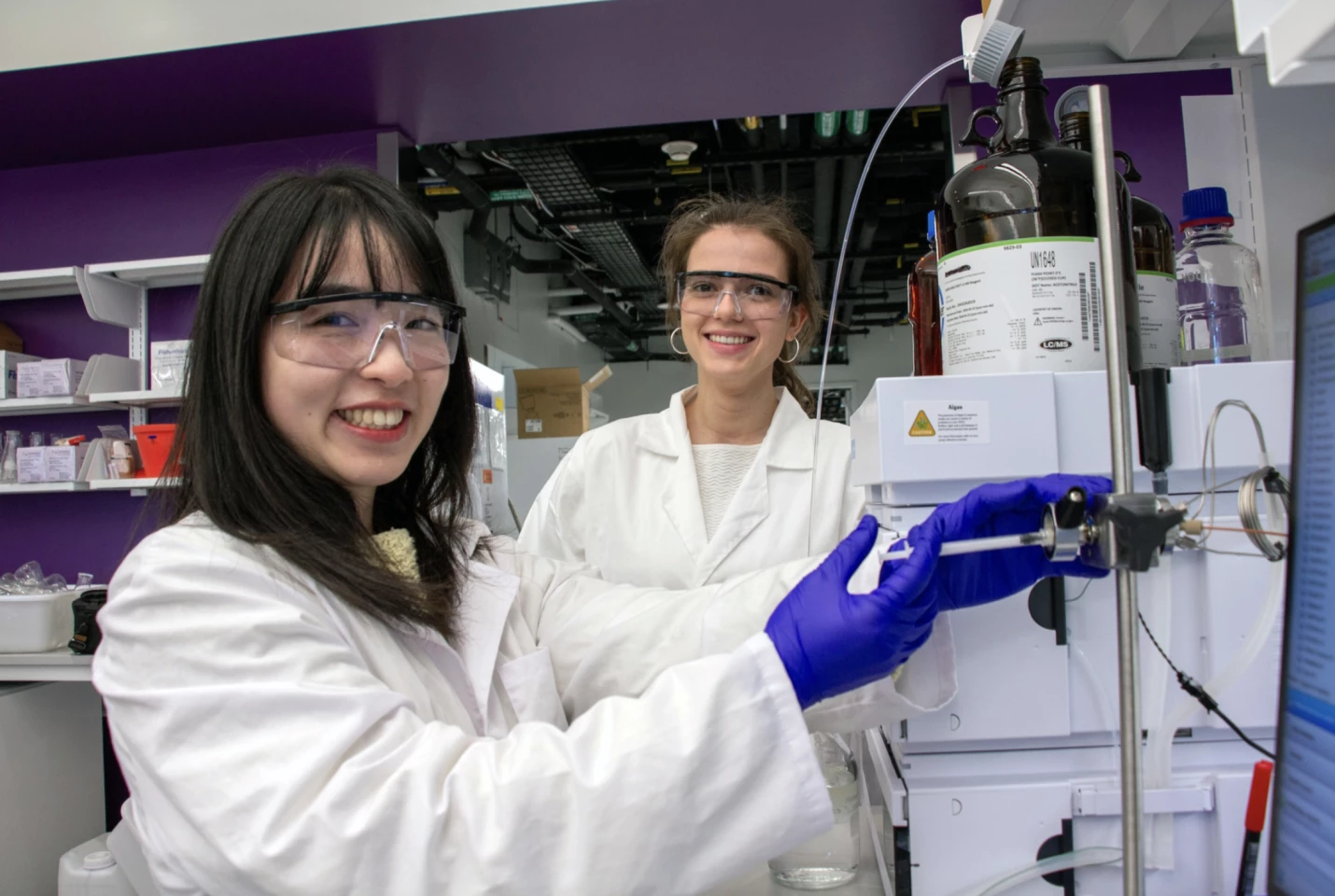 First author Qiuyue Nie (left) and coauthor Maria Zotova purify samples of the fungus