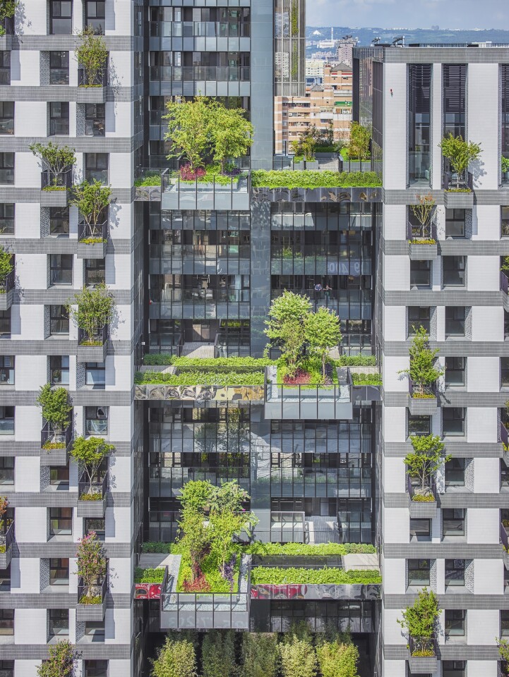 Sky Green is located in Taichung, Taiwan, and consists of two residential towers that reach a maximum height of 104.4 m (342.5 ft)