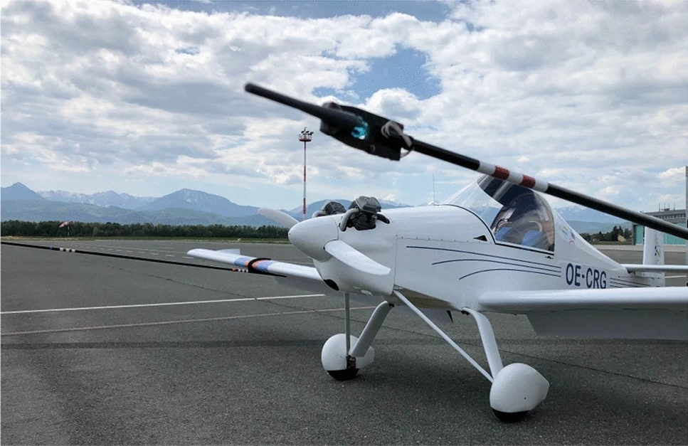 Five-hole pressure sensors mounted in front of each wing