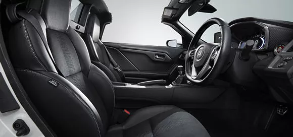 The S660 features the smallest diameter steering wheel of all of Honda's mass market cars at 350 mm (13.8 in)