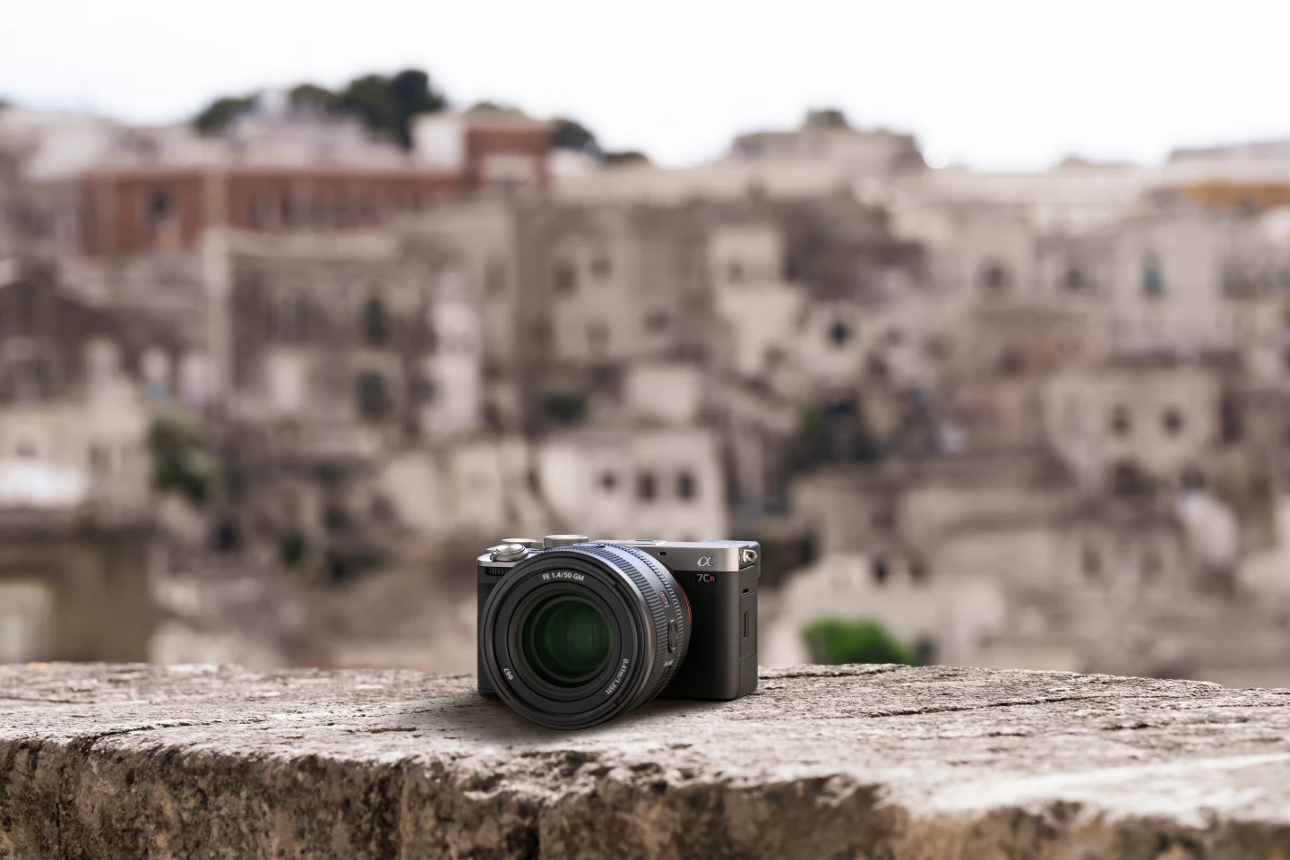 The Alpha 7C R camera measures 4.88 x 2.8 x 2.5 inches, and weighs in at 18.1 ounces, including the battery and single UHS-II SD card